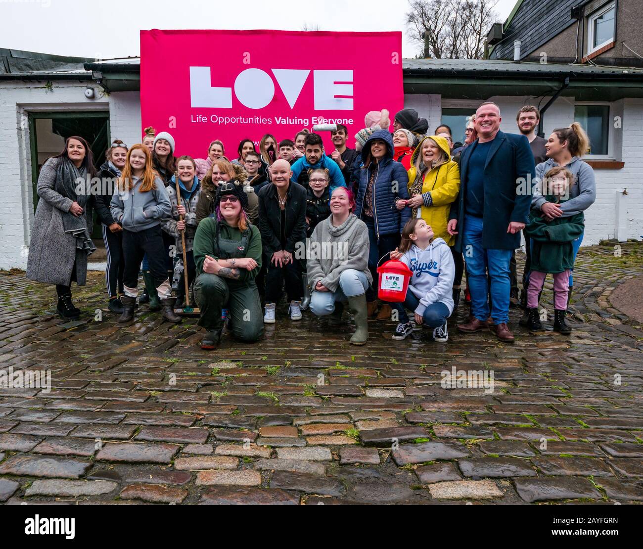 Edinburgh, Écosse, Royaume-Uni, 15 Février 2020. Gorgie City Farm: Gail porter, qui a des souvenirs d'enfance de visiter la ferme rencontre le nouvel AMOUR Gorgie Farm équipe pour aider les bénévoles à préparer la ferme pour l'ouverture. Love Learning, un organisme de bienfaisance dans le domaine de l'éducation et des soins sociaux qui soutient les personnes vulnérables, a annoncé son acquisition de la ferme urbaine en janvier 2019. La ferme rouvrira le 29 février 2020. Photo : Gail avec Lynn Bell (PDG DE LOVE Learning) et LOVE Gorgie Farm équipe et bénévoles Banque D'Images