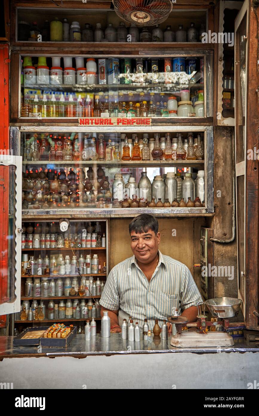 Homme dans la boutique de parfum mélangeant des parfums, la vie de rue colorée sur le marché de Jodhpur, Rajasthan, Inde Banque D'Images