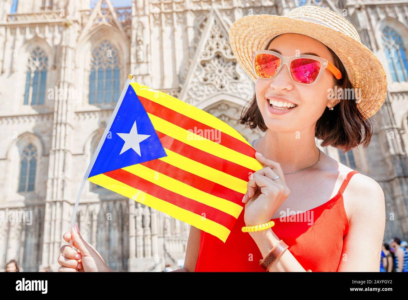 Jeune femme avec drapeau catalan devant la célèbre cathédrale d'Eulalia de Barcelone, concept Travel in Spain Banque D'Images