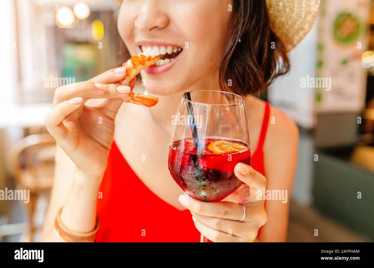 Bonne femme asiatique à chapeau manger de la cuisine locale espagnole grillades de fruits de mer Banque D'Images