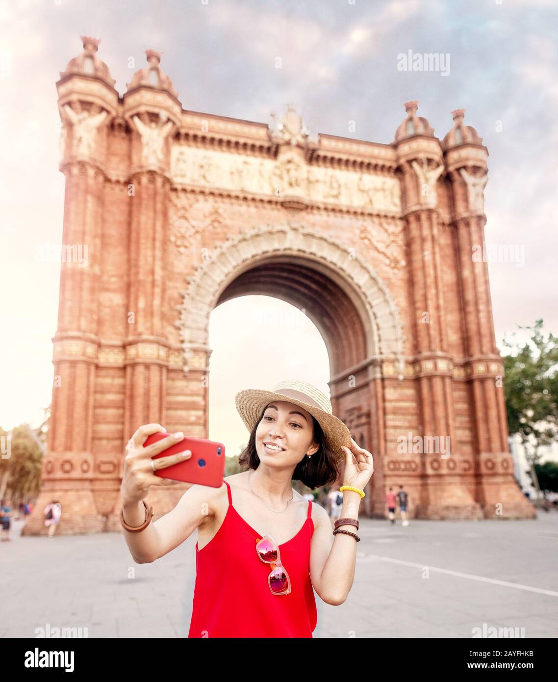 Femme qui s'est égoïste contre l'architecture étonnante de la porte Arc de Triomf à Barcelone, Banque D'Images