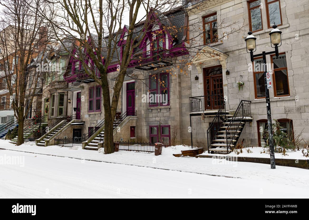 Montréal Québec Canada le 12 janvier 2020 : maisons de rangée sur la rue enneigée Banque D'Images