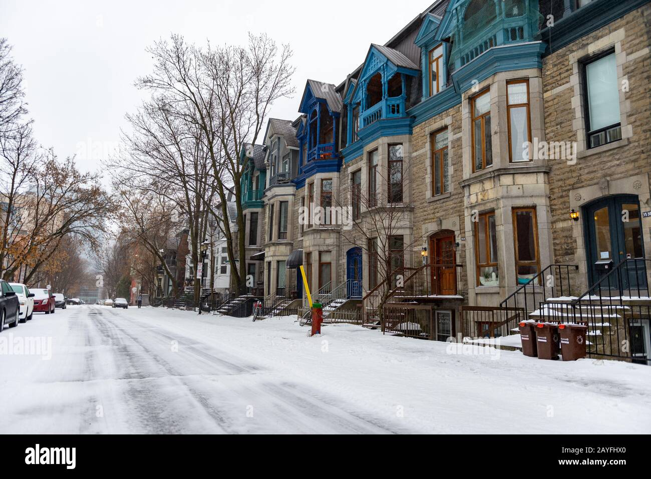 Montréal Québec Canada le 12 janvier 2020 : maisons de rangée sur la rue enneigée Banque D'Images