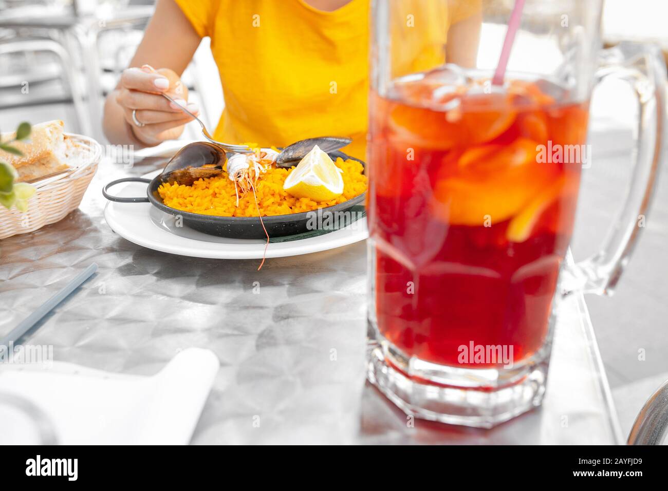 Jeune voyageur femme mangeant un dîner espagnol de la mer Paella et du vin  de fruits de sangria pendant la siesta Photo Stock - Alamy