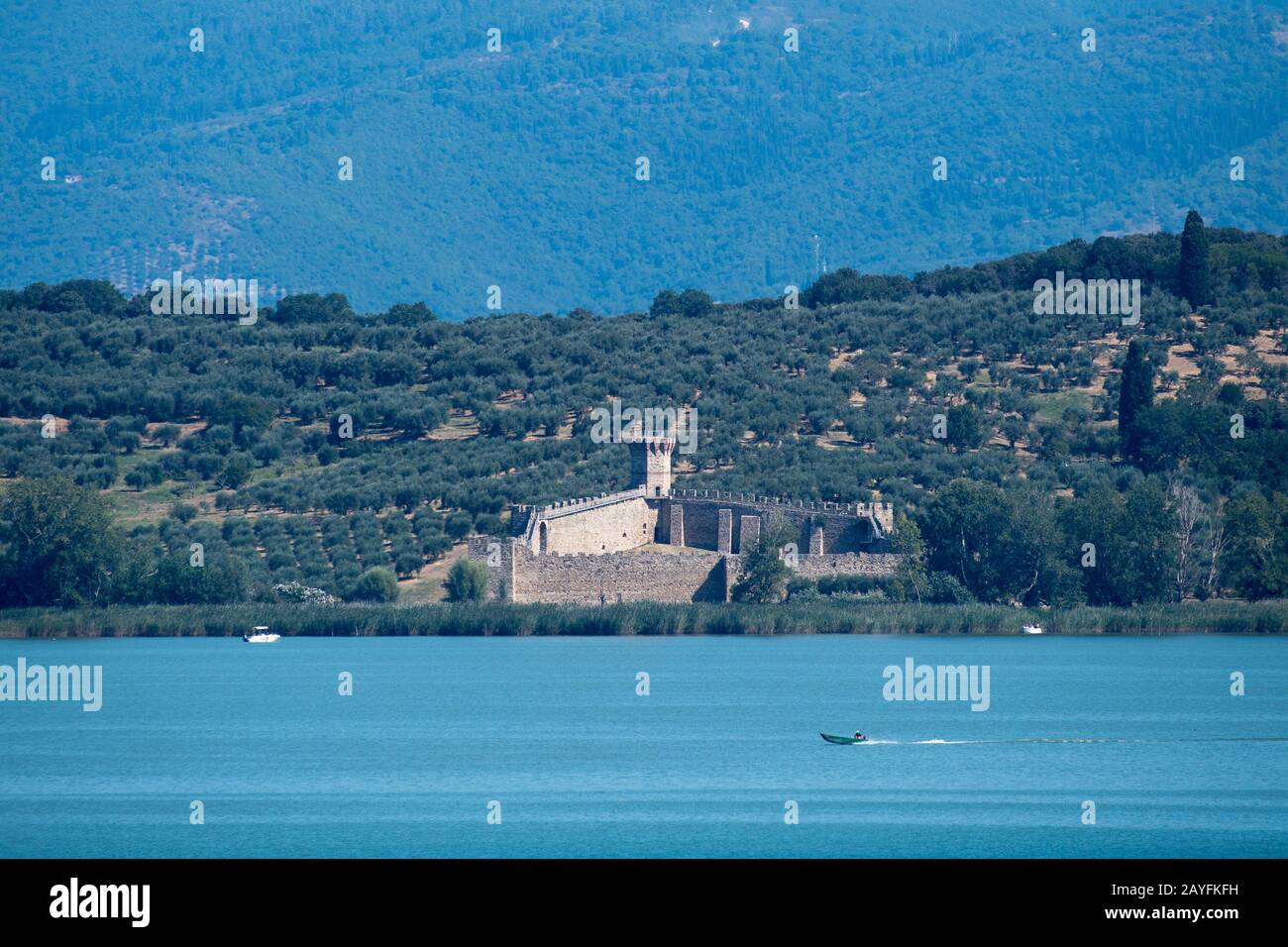 Château médiéval Isola Polvese construit au XIV siècle sur Isola Polvese et Lago Trasimeno (lac Trasimeno) vu de Sant'Arcangelo, Ombrie Italie. Non Banque D'Images