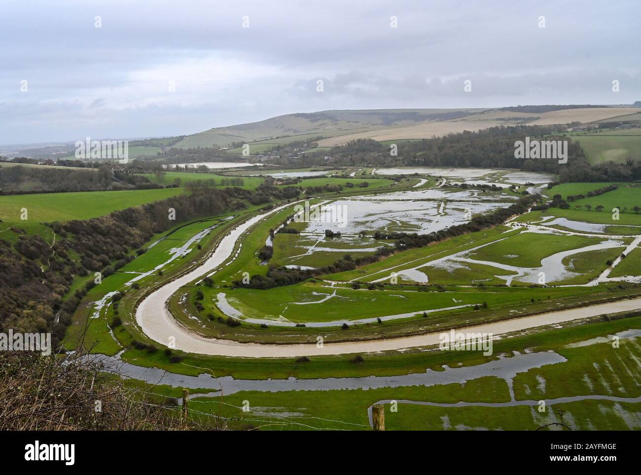 Alfriston Sussex Royaume-Uni 15 février 2020 - les champs Inondés et les terres agricoles de la rivière Cuckmere à Alfriston East Sussex alors que Storm Dennis arrive avec des avertissements orange émis autour du pays pour d'éventuelles inondations et dommages au vent au cours du week-end . Crédit: Simon Dack / Alay Live News Banque D'Images