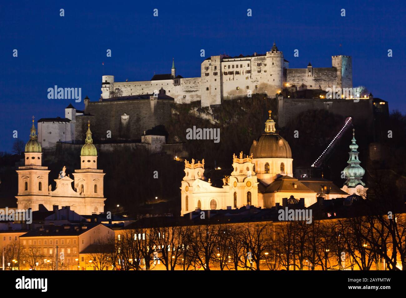 Ein Blick auf Salzburg à Oesterreich.. Kühlsthof, blaue Stunde, Banque D'Images