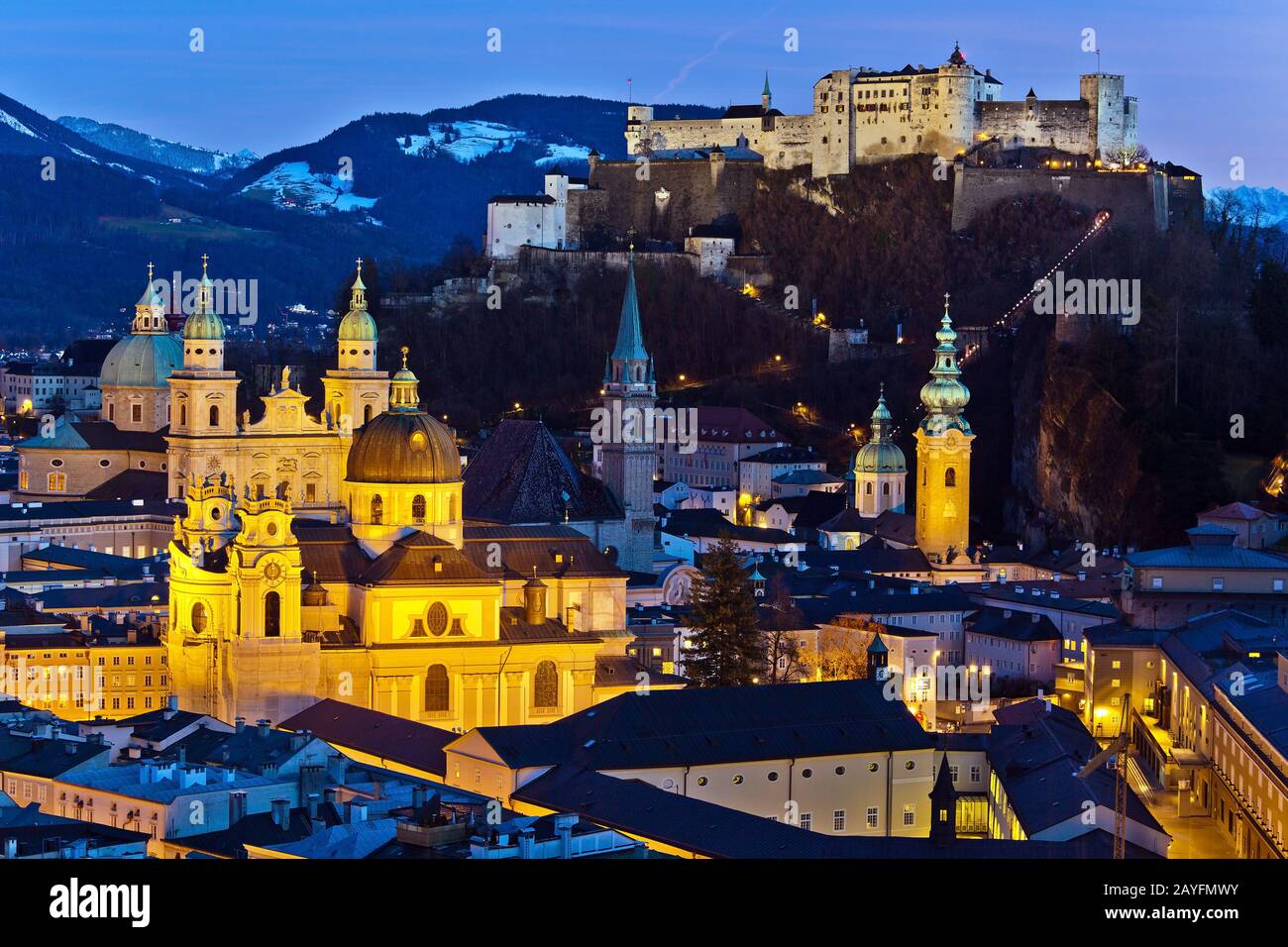 Ein Blick auf Salzburg à Oesterreich.. Kühlsthof, blaue Stunde, Banque D'Images