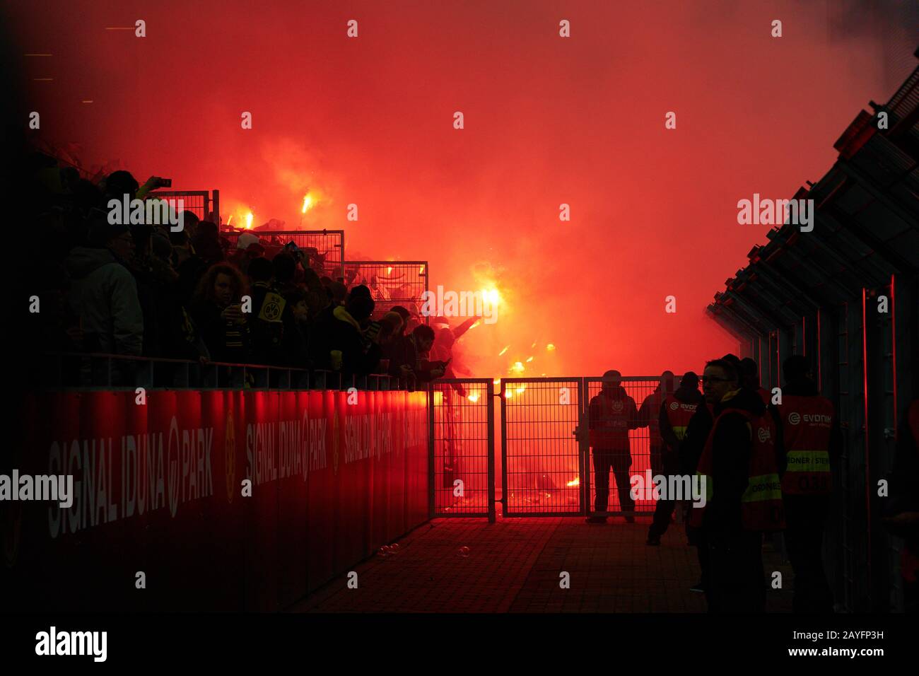 Football Dortmund - Frankfurt, Dortmund 14 février 2020. Fans bengalos BORUSSIA DORTMUND - EINTRACHT FRANKFURT 4-0 - LES RÈGLEMENTS DFL INTERDISENT TOUTE UTILISATION DE PHOTOGRAPHIES comme SÉQUENCES D'IMAGES et/ou QUASI-VIDÉO - 1.German Soccer League , Dortmund, 14 février 2020. Saison 2019/2020, jour du match 22, BVB, © Peter Schatz / Alay Live News Banque D'Images