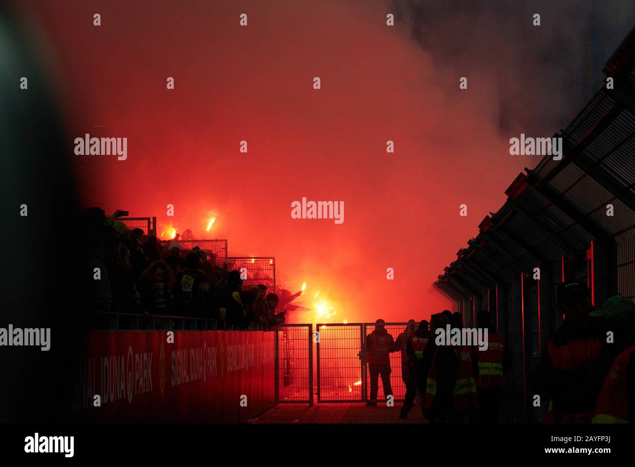 Football Dortmund - Frankfurt, Dortmund 14 février 2020. Fans bengalos BORUSSIA DORTMUND - EINTRACHT FRANKFURT 4-0 - LES RÈGLEMENTS DFL INTERDISENT TOUTE UTILISATION DE PHOTOGRAPHIES comme SÉQUENCES D'IMAGES et/ou QUASI-VIDÉO - 1.German Soccer League , Dortmund, 14 février 2020. Saison 2019/2020, jour du match 22, BVB, © Peter Schatz / Alay Live News Banque D'Images