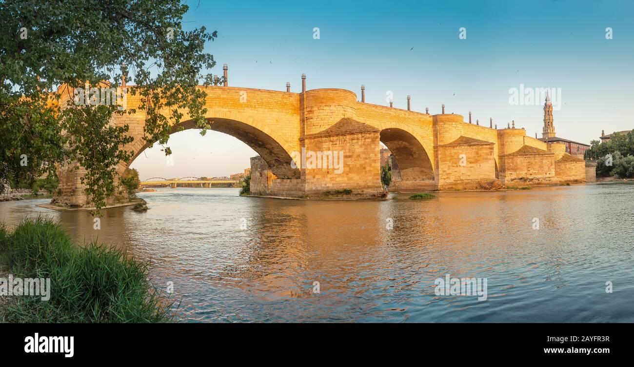 Pont Piedra Stone sur la rivière Ebro à Zaragoza. Aragon, Espagne Banque D'Images