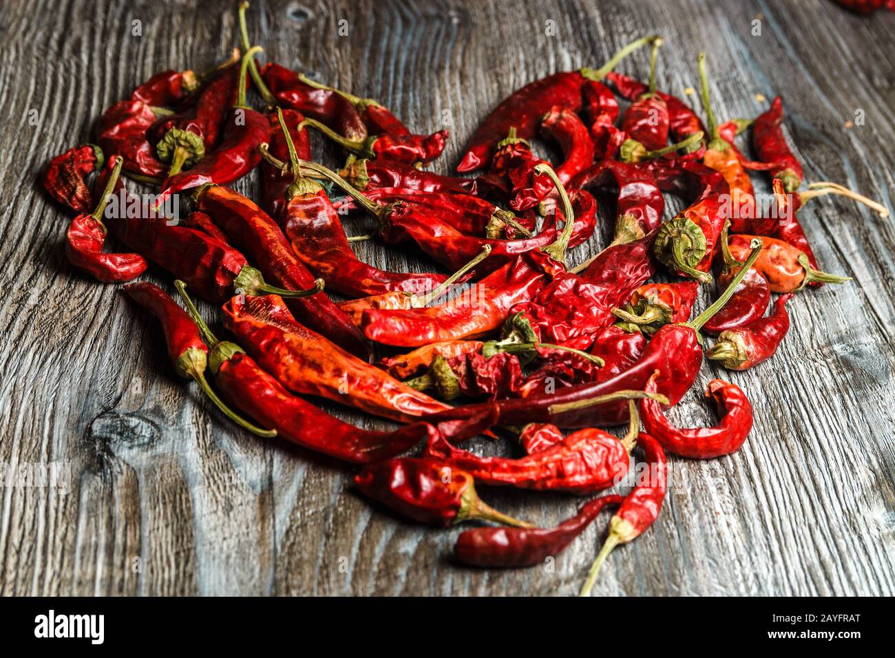 cuisine mexicaine. piment rouge chaud séché sur fond de bois. goût épicé Banque D'Images