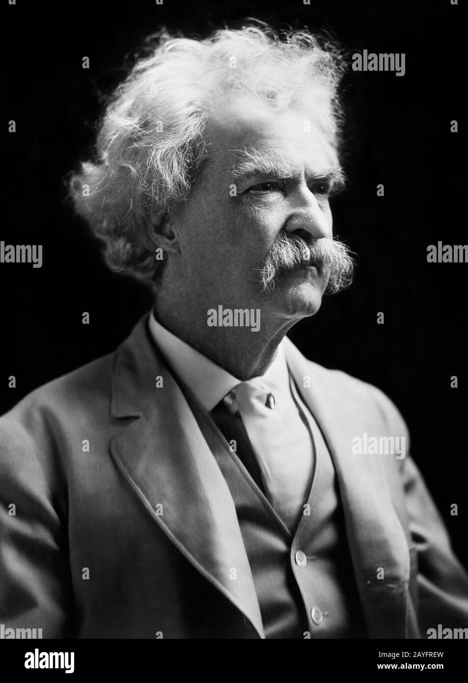 Photo de portrait vintage de l'écrivain et humoriste américain Samuel Langhorne Clemens (1835 – 1910), mieux connu par son nom de plume de Mark Twain. Photo vers 1907 par un F Bradley de New York. Banque D'Images