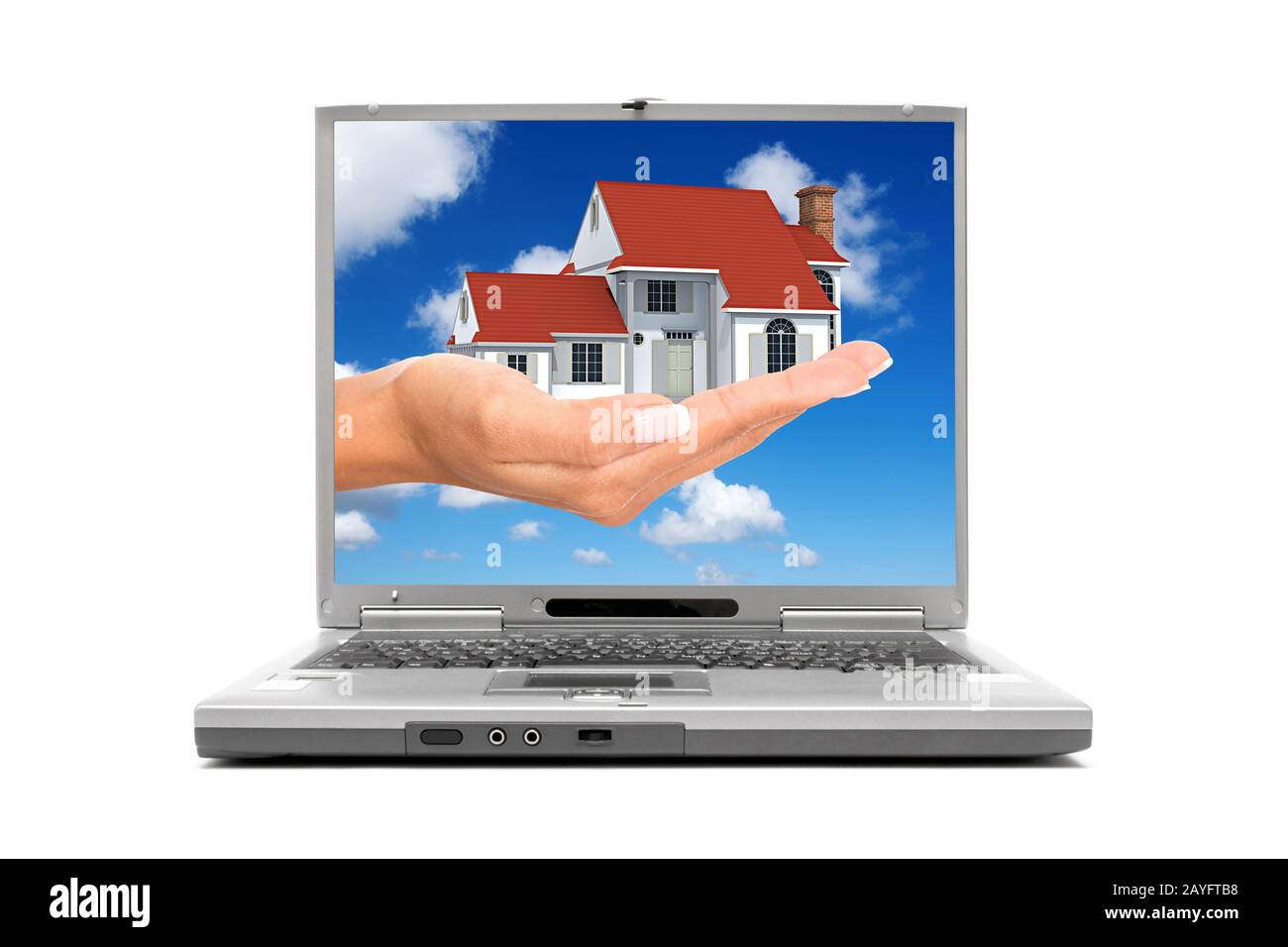 ordinateur portable montrant une maison familiale dans une main sur l'écran Banque D'Images