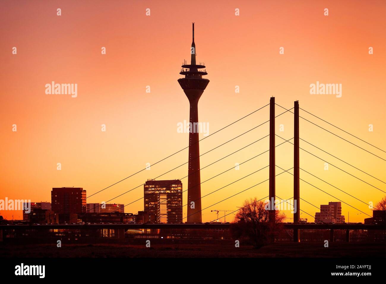 Horizon avec porte-ville, tour du Rhin et pont Rheinkniebruecke en soirée rouge, Allemagne, Rhénanie-du-Nord-Westphalie, Bas-Rhin, Düsseldorf Banque D'Images