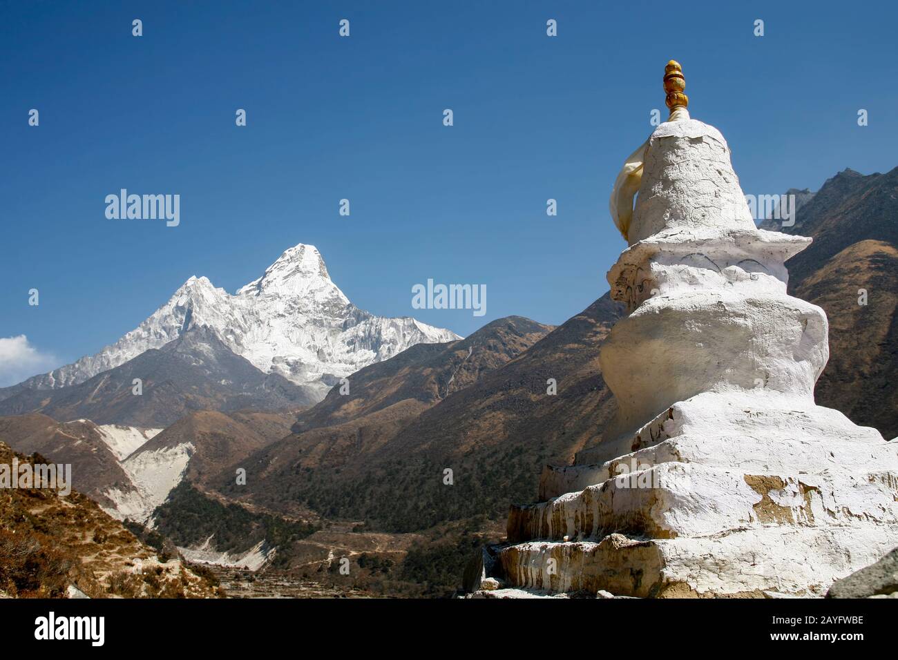 Un chedi blanc usé dans la région de l'Everest Banque D'Images Un chedi blanc usé dans la région de l'Everest Banque D'Images
