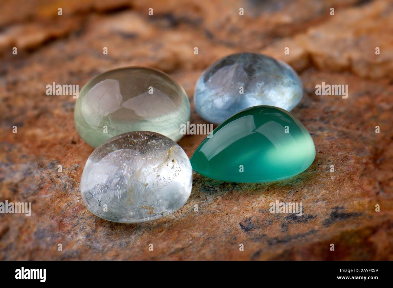 Pierres gemmes minérales à quartz et émeraude coupées rondes avec fond en pierre. Banque D'Images