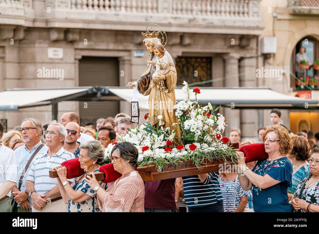 15 JUILLET 2018, TARRAGONA, ESPAGNE: Les gens célèbrent des vacances religieuses avec la Vierge Marie Banque D'Images