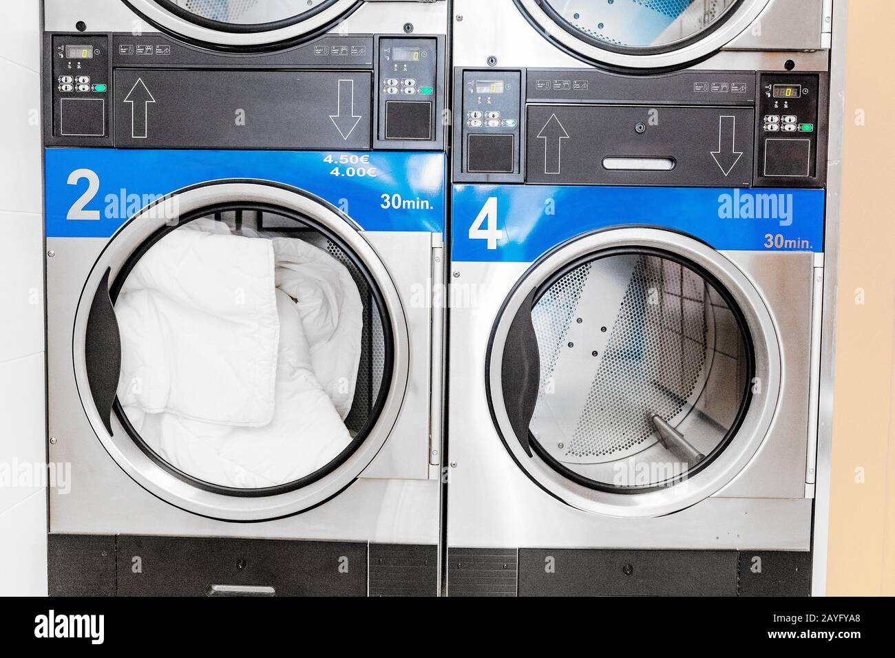 buanderie industrielle dans la laverie automatique. Banque D'Images