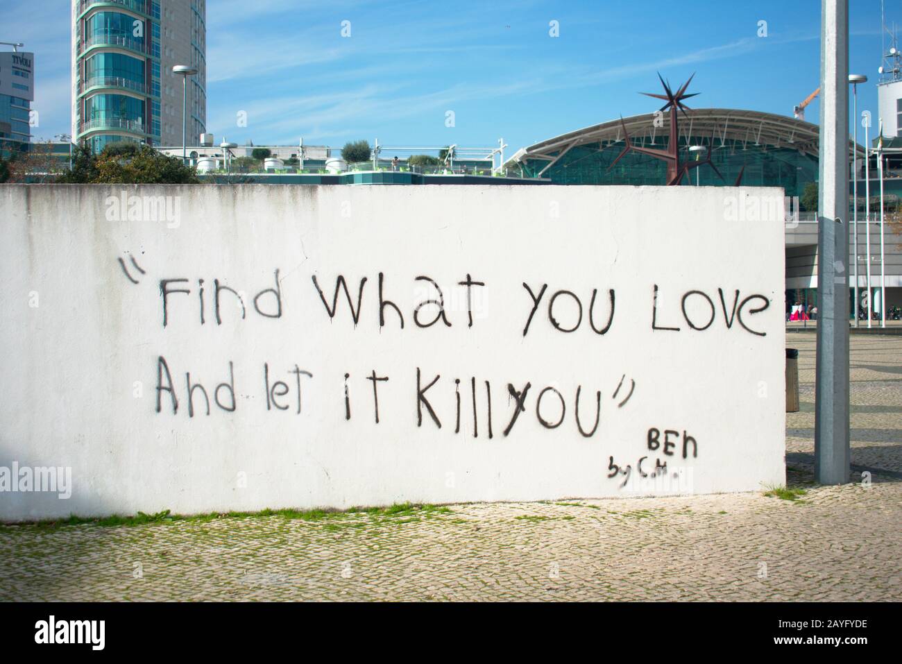 Expression graffitis écrite sur un mur de béton à Lisbonne Banque D'Images