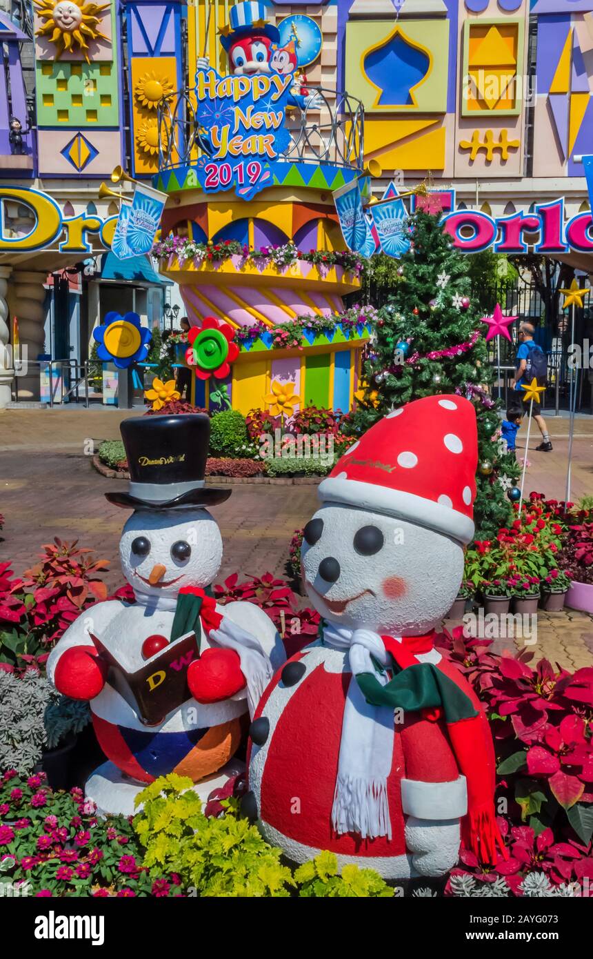 PATHUMTHANI, THAÏLANDE – DEC. 21, 2018 : sculpture colorée et décorative de bonhomme de neige dans le parc d'attractions Dream World, l'un des célèbres parcs thématiques de thaïlande. Banque D'Images