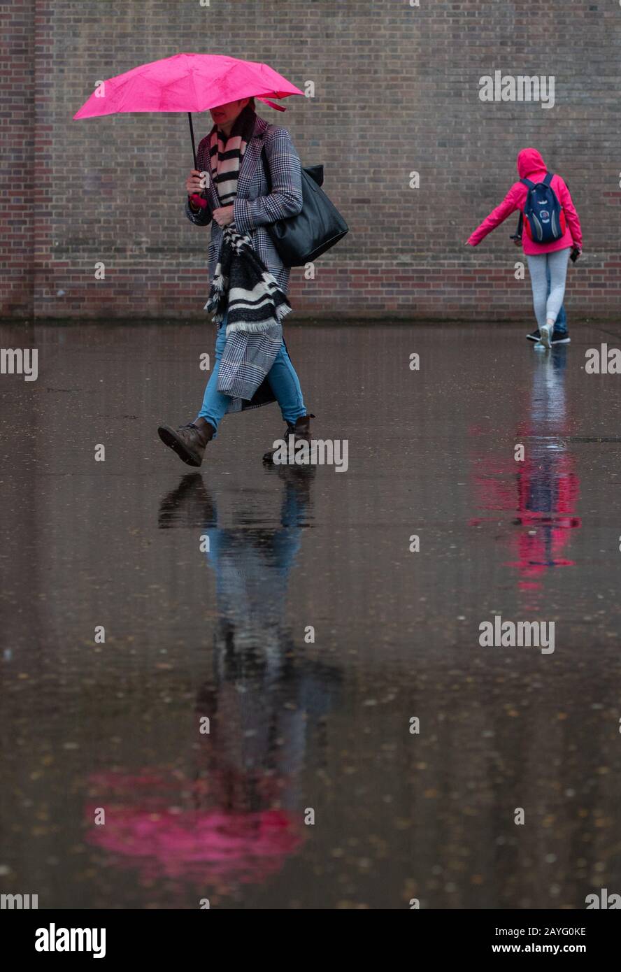 Une femme se trouve sous un parapluie de la South Bank, dans le centre de Londres, alors que Storm Dennis provoque un deuxième week-end de perturbations avec de mauvaises conditions météorologiques qui ravagent le Royaume-Uni. Banque D'Images