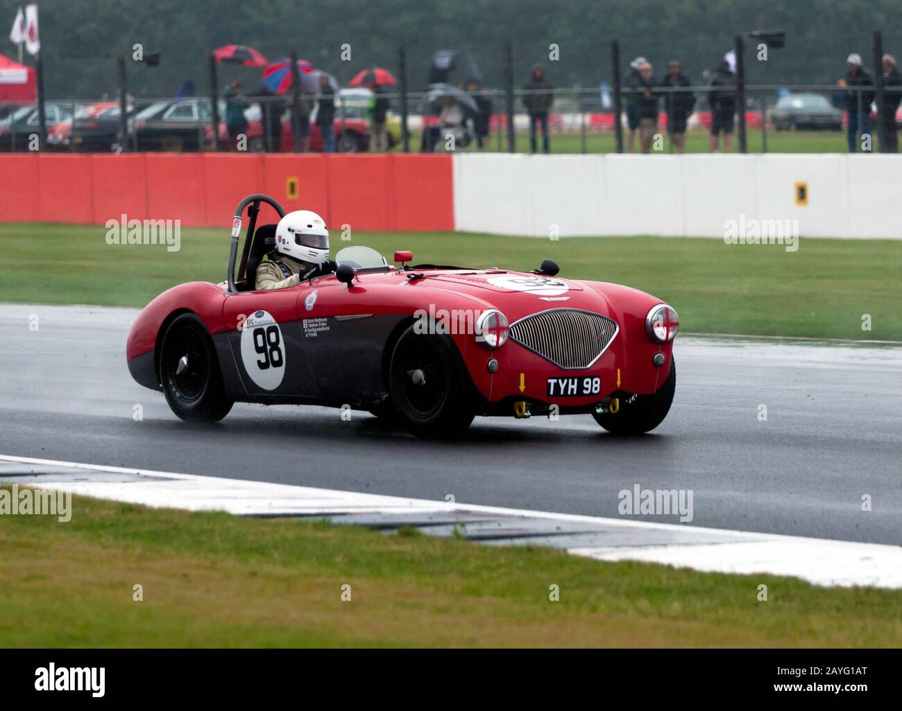 Nick Matthews conduisant son Red, 1954, Austin-Healey 100/4 en bas du Wellington Straight, pendant le RAC Woodcote Trophy Pour les sportifs de pré '56. Banque D'Images