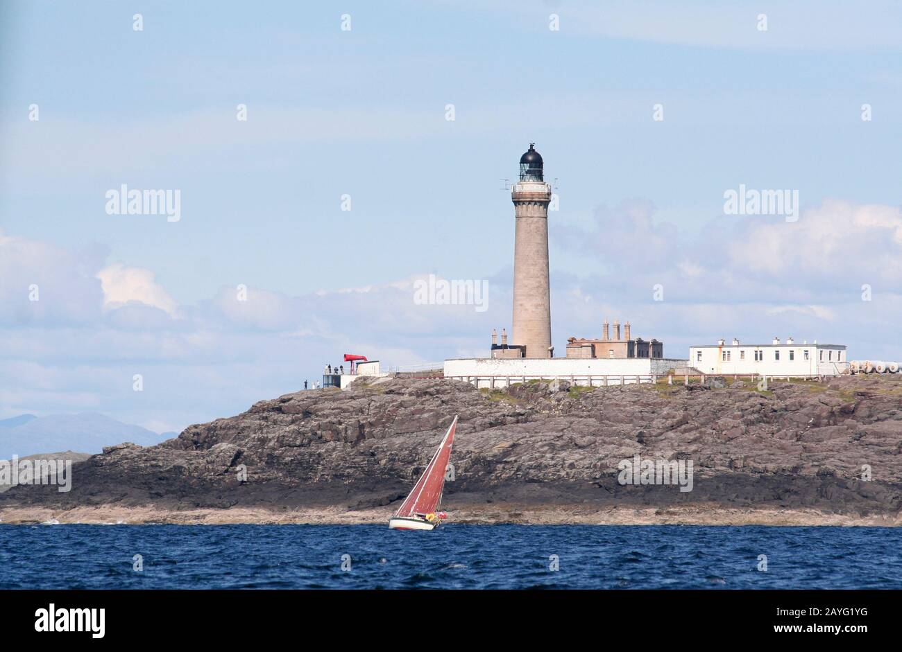 Yacht à voile arrondir le phare d'Ardnamurchan, Argyll, Ecosse Banque D'Images