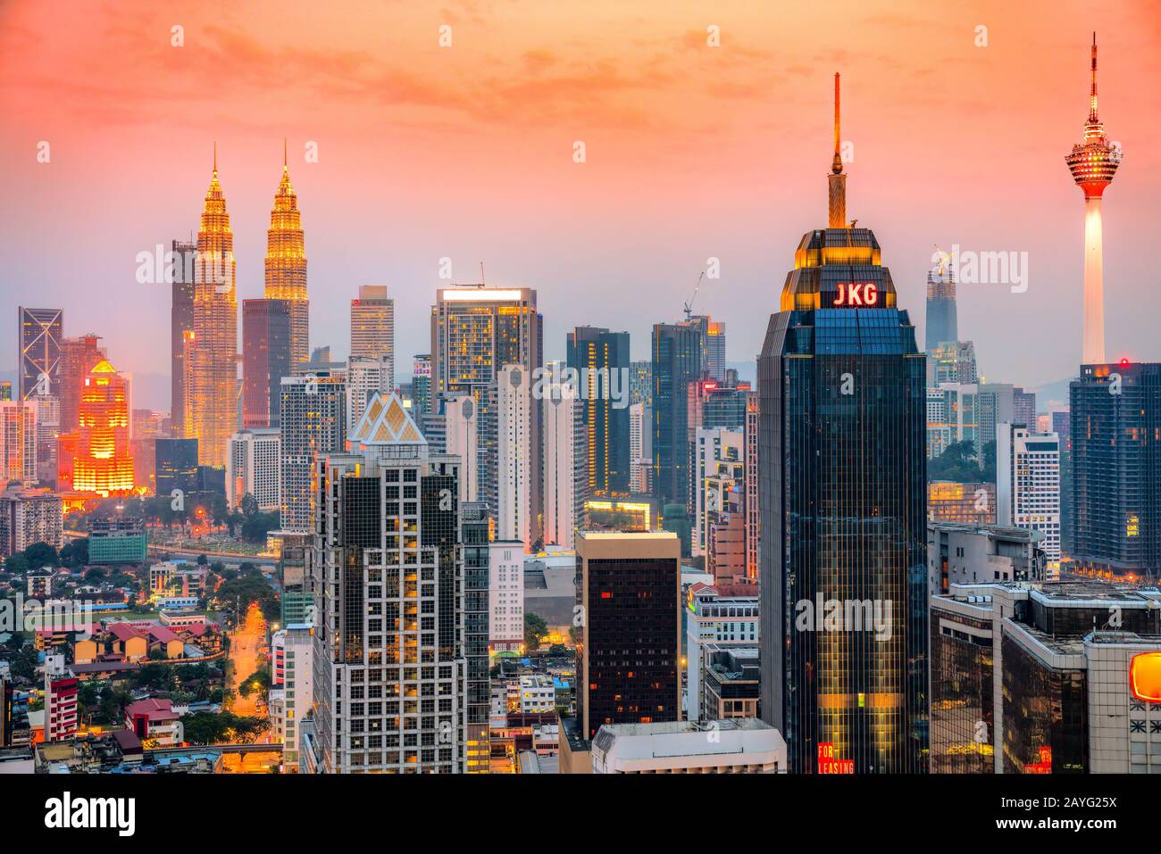 Horizon de la ville de Kuala Lumpur, avec les célèbres tours jumelles Petronas et la tour Kl. Banque D'Images