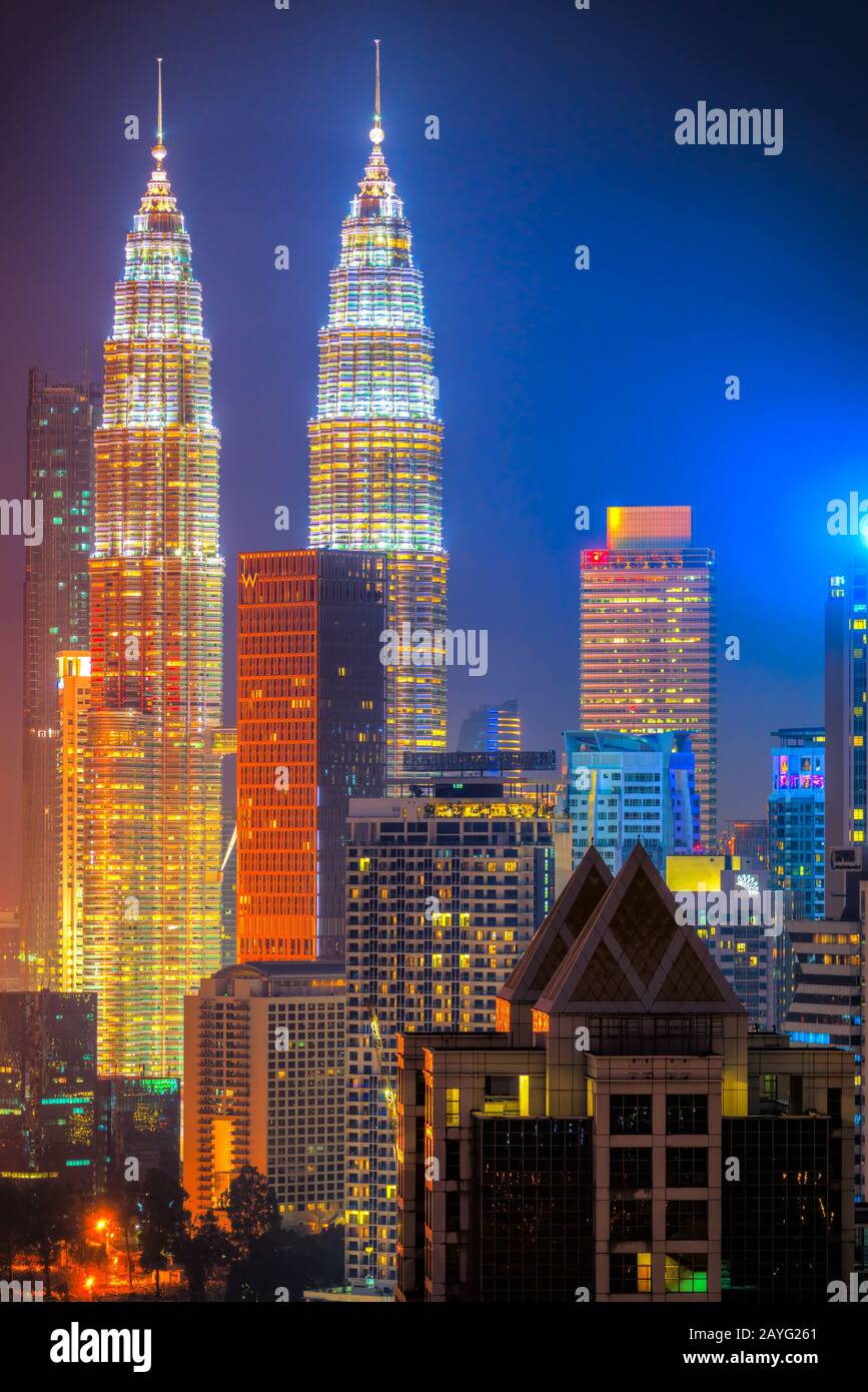 Kuala LUMPUR, MALAISIE - 19 FÉVRIER 2018 : horizon de la ville de Kuala Lumpur, avec les célèbres tours jumelles Petronas et la tour Kl. Banque D'Images