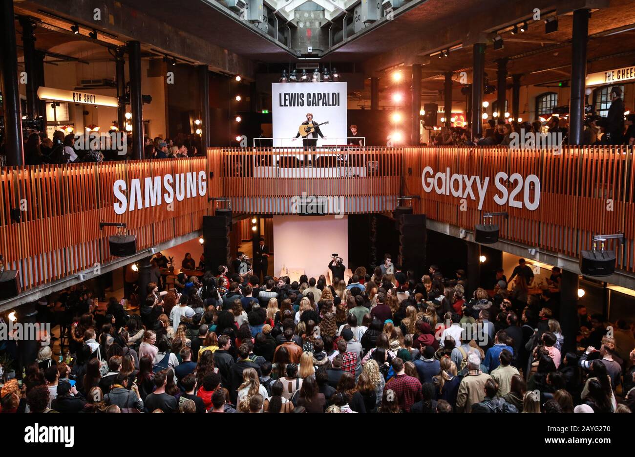 Lewis Capaldi, lauréat du prix Brit, surprend les passants avec un concert de 30 minutes pour marquer le lancement de la gamme de téléphones Samsung Galaxy S20 à Seven Dials à Covent Garden, Londres. Photo PA. Date de la photo: Samedi 15 février 2020. Le concert pop-up a été filmé à l'aide des téléphones et diffusé en direct sur des écrans numériques autour de Londres. Le faiseur de hitmaker écossais exécutant ses chansons les plus célèbres, y compris quelqu'un que vous aimiez, des contusions et son récent numéro 1 single, avant de partir. Le crédit photo devrait se lire: Matt Alexander/PA fil Banque D'Images