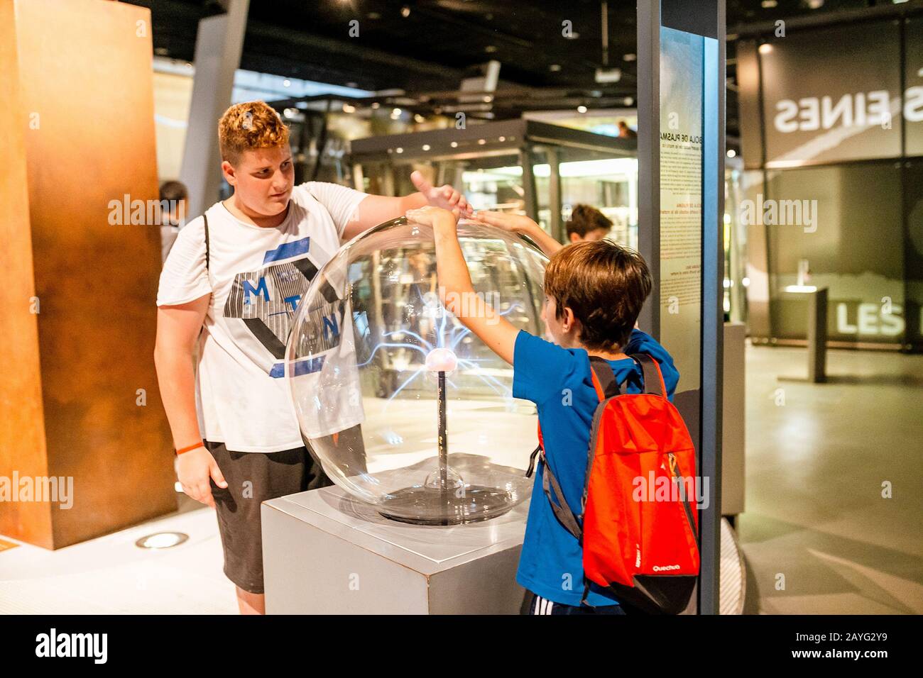 28 JUILLET 2018, BARCELONE, ESPAGNE: Les personnes jouant avec plasma ball dans le musée de la science Banque D'Images