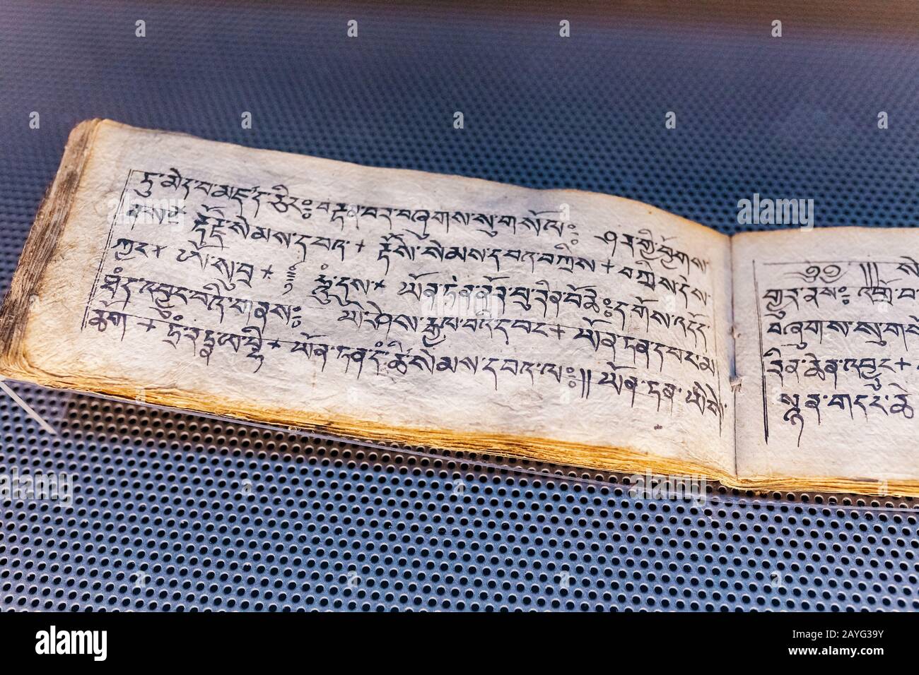 28 JUILLET 2018, BARCELONE, ESPAGNE : manuscrit ancien au musée Cosmocaixa Banque D'Images