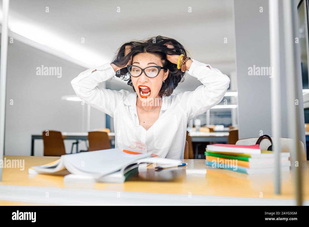 Une femme folle qui tente de passer un examen difficile Banque D'Images