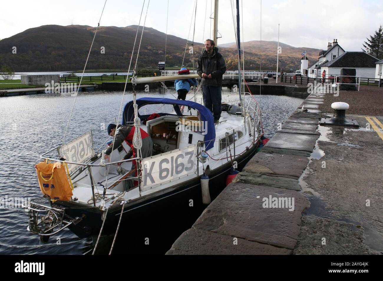 Yacht à voile dans l'écluse de Corpach, au bout du canal calédonien, près de fort William, Écosse Banque D'Images