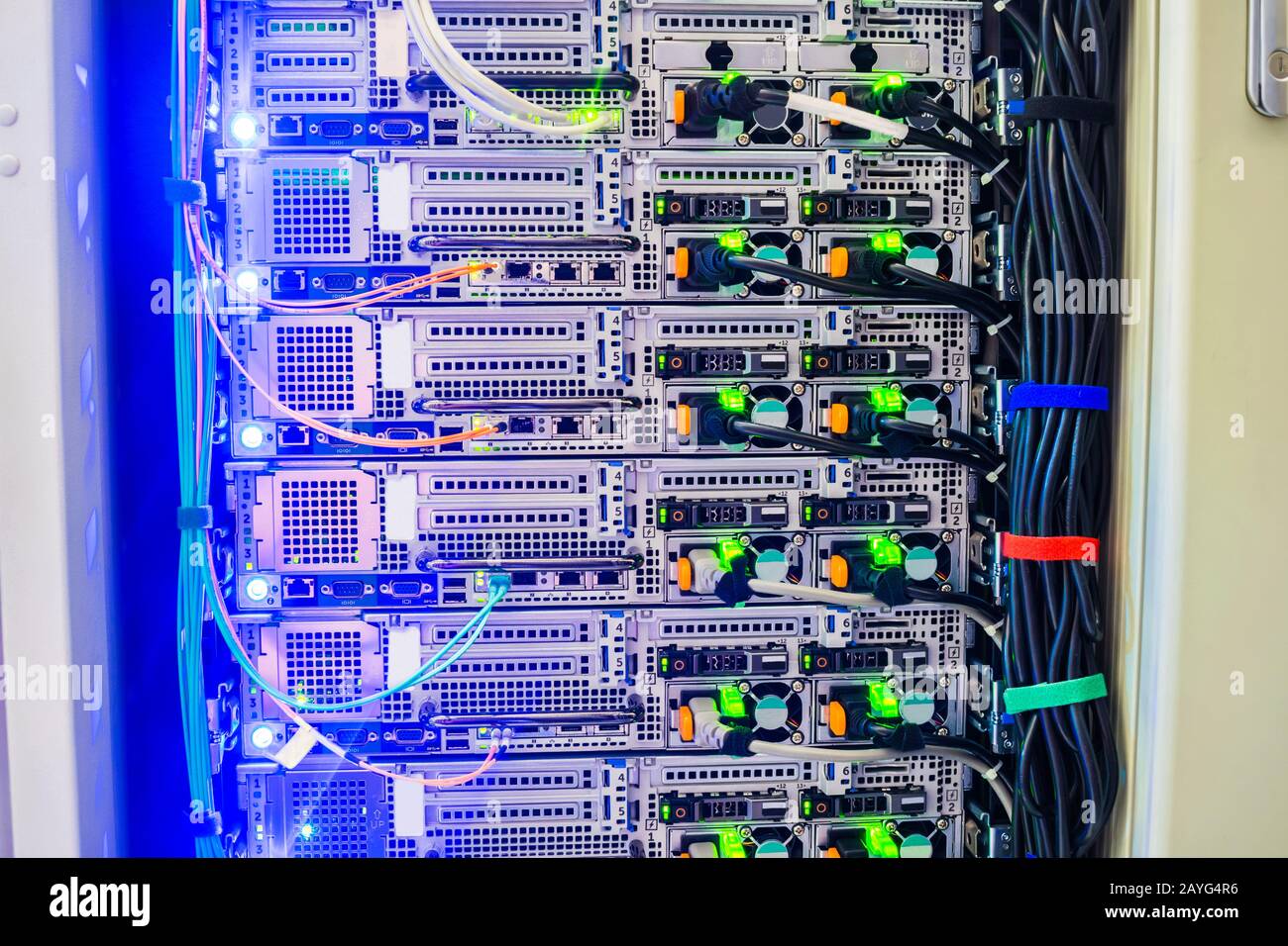 Un équipement serveur puissant est installé dans le rack du datacenter.  Connexion Internet haut débit moderne des interfaces réseau. Site  d'hébergement technique de Photo Stock - Alamy