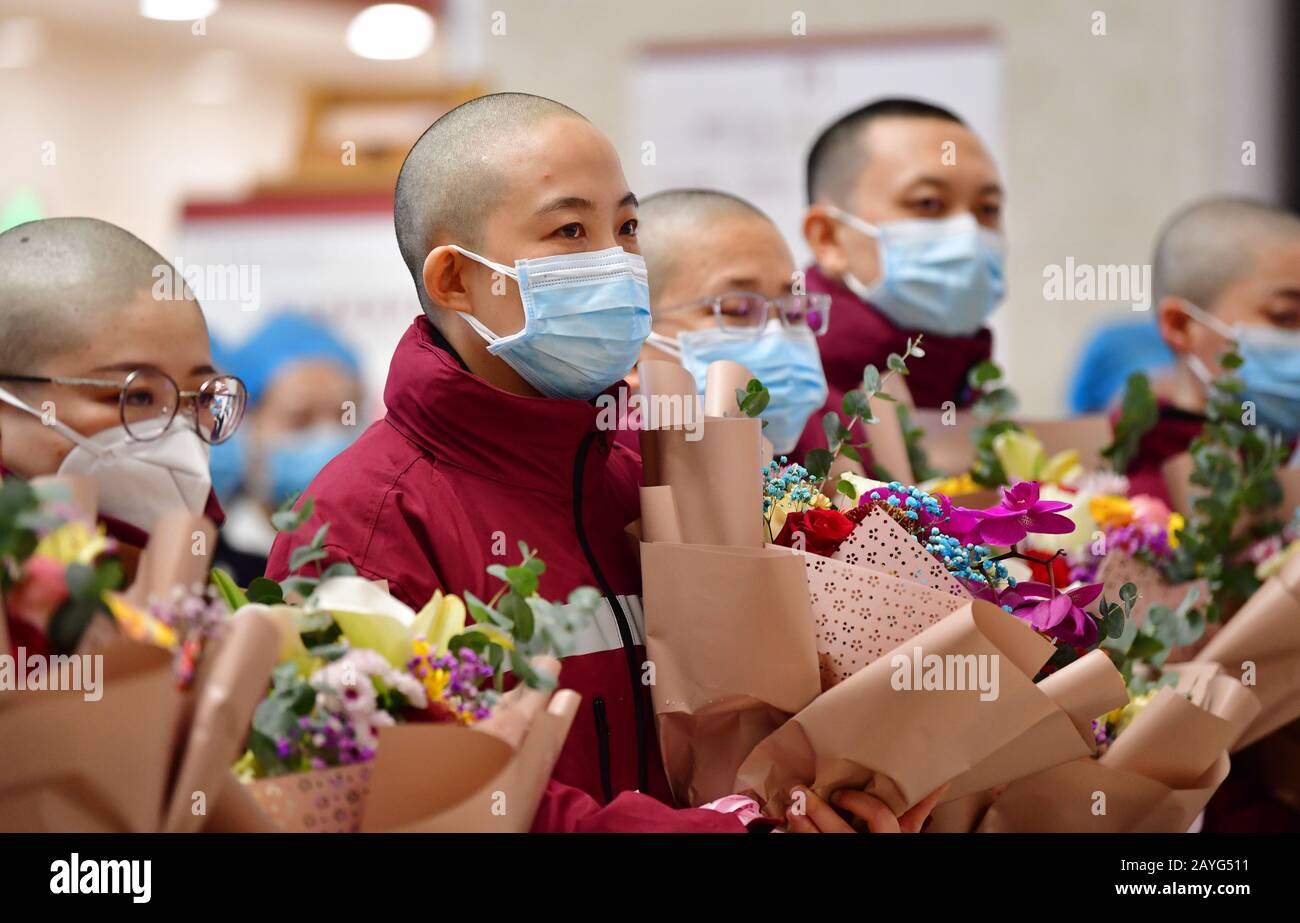 Lanzhou, La Province Chinoise De Gansu. 15 février 2020. Les membres de l'équipe médicale de l'hôpital de maternité et de garde d'enfants Gansu provincial, qui ont leurs cheveux coupés pour mieux s'adapter aux tenues de protection, sont vus lors d'une cérémonie avant de partir pour Wuhan à Lanzhou, dans le nord-ouest de la province de Gansu, le 15 février 2020. Une équipe composée de 102 travailleurs médicaux de la province de Gansu a quitté Wuhan samedi pour aider les nouveaux efforts de lutte contre le coronavirus. Crédit: Chen Bin/Xinhua/Alay Live News Banque D'Images