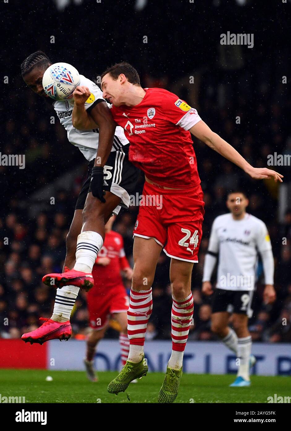 Josh Onomah de Fulham (à gauche) et Barnsley's Aapo Halme combattent pour la balle lors du match du championnat de mise du ciel à Craven Cottage, Londres. Banque D'Images