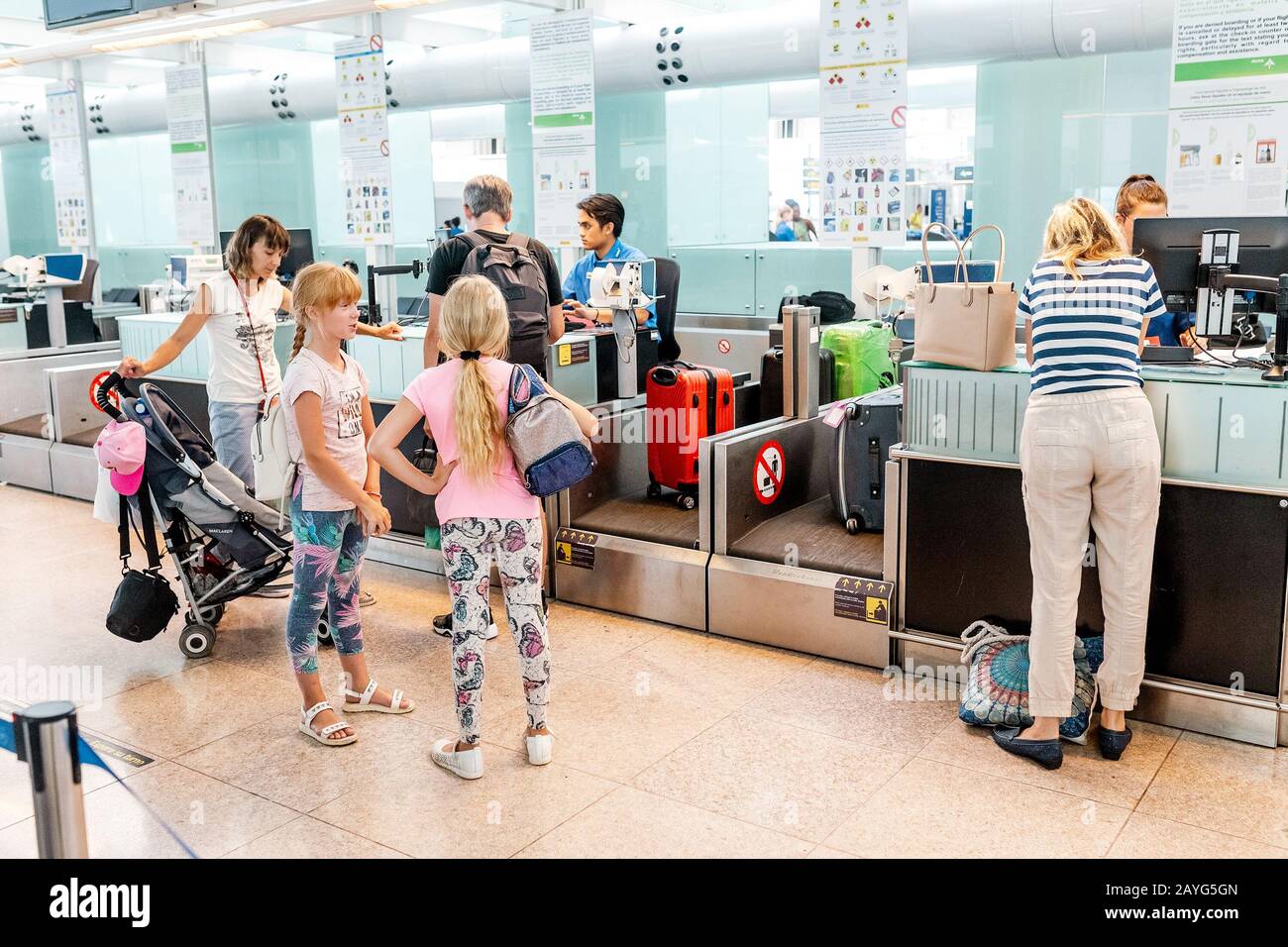 30 JUILLET 2018, BARCELONE, ESPAGNE : les personnes en attente d'enregistrement à l'aéroport Banque D'Images