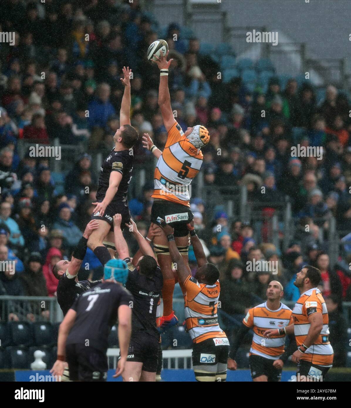 Rds Arena, Dublin, Leinster, Irlande. 15 février 2020. Guinness Pro 14 Rugby, Leinster contre Cheetahs; Ross Molony (Leinster) et JP du Preez (Cheetahs) concours dans l'air pour la ligne ball crédit: Action plus Sports/Alay Live News Banque D'Images