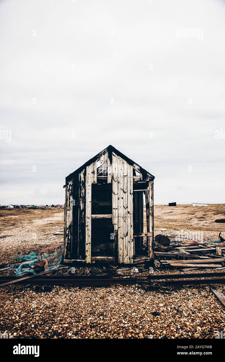Photo couleur d'un bâtiment en ruine sur la plage de Dungeness Banque D'Images