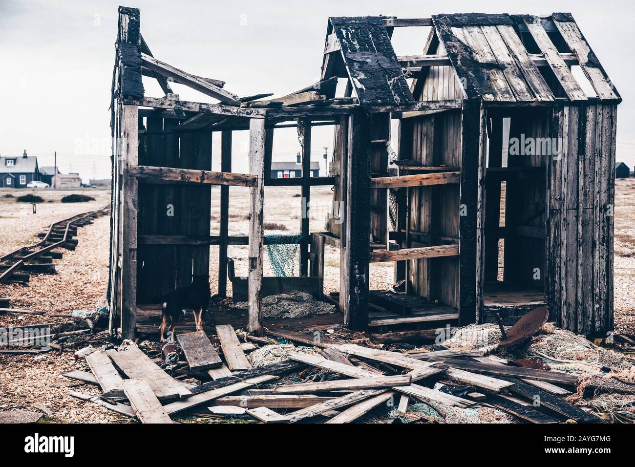 Photo couleur d'un bâtiment en ruine sur la plage de Dungeness Banque D'Images