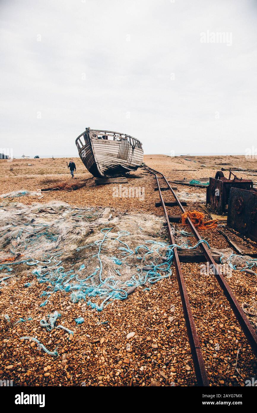 Vieux bateau délabré avec filet de pêche sur la plage de Dungeness Banque D'Images