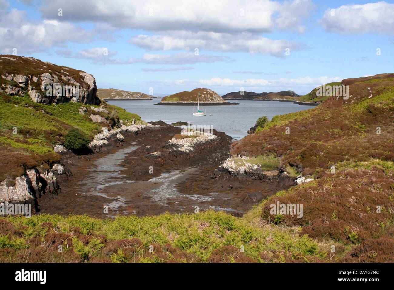 Yacht à voile ancré dans le Loch Skiport, l'Uist du Sud, les îles occidentales, l'Ecosse Banque D'Images