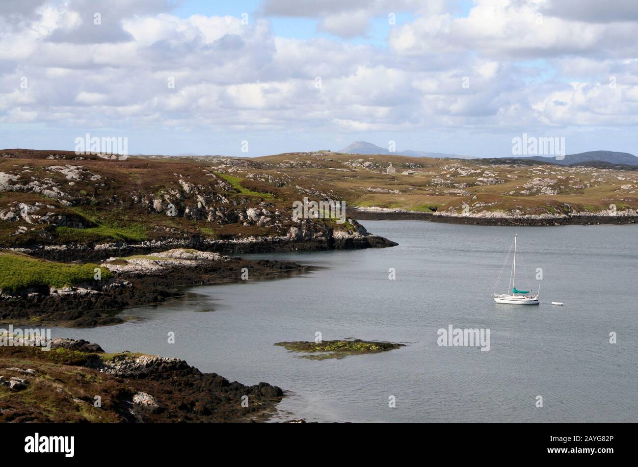 Yacht à voile ancré dans le Loch Skiport, l'Uist du Sud, les îles occidentales, l'Ecosse Banque D'Images