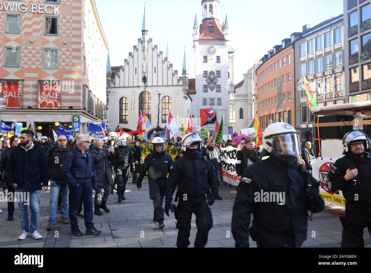 Munich, Allemagne. Munich, Allemagne. 15 février 2020. Les participants à la manifestation de "l'action contre la Conférence de sécurité de l'OTAN" traversent la Marienplatz et y tiennent une affiche avec l'inscription "faites le massacre au Kurdistan. Crédit: Felix Hörhager/Dpa/Alay Live News Banque D'Images