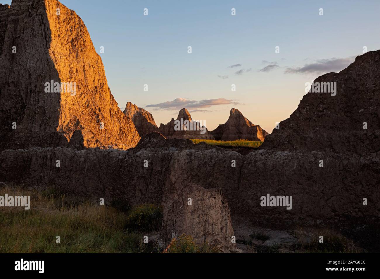 SD00102-00...DAKOTA DU SUD - Les premiers rayons du soleil matinal jettent une lueur chaude sur les buttes érodées et suies dans le parc national de Badlands. Banque D'Images