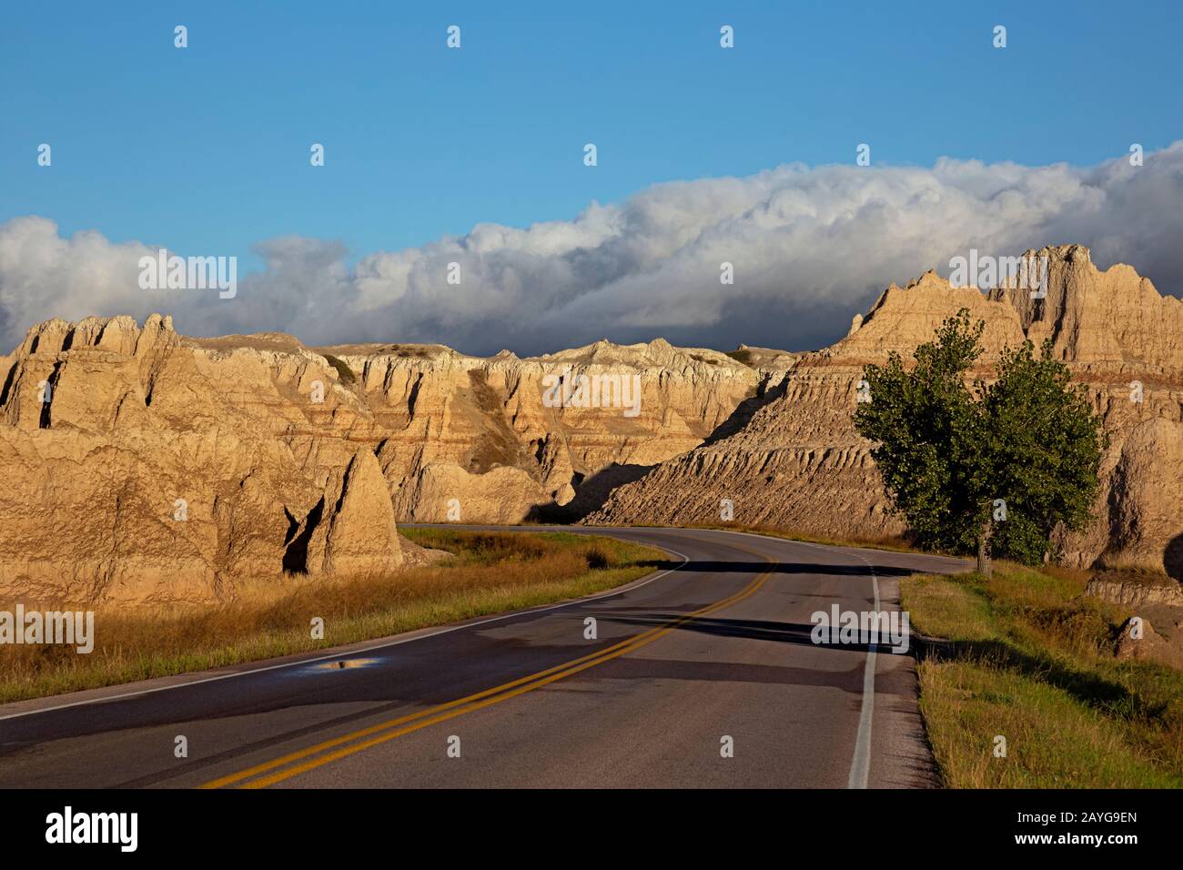 SD00112-00...DAKOTA DU SUD - route principale à travers le côté est du parc national de Badlands. Banque D'Images