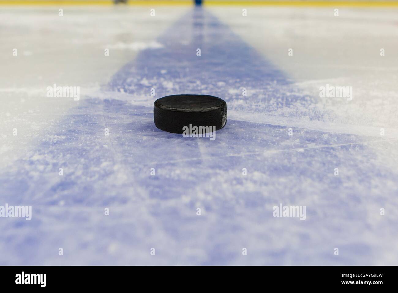 Détail ligne bleue avec rondelle on ice hockey rink Banque D'Images
