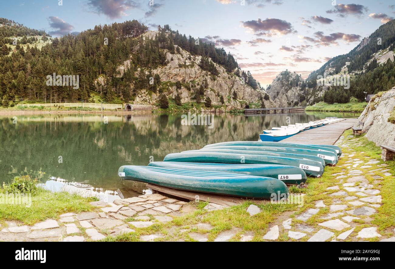 Location de bateaux pour les touristes sur un lac de montagne dans la vallée de Nuria, Espagne. Crête des Pyrénées. Banque D'Images